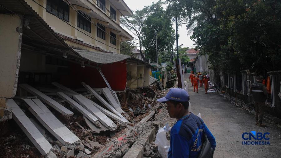Seorang pembimbing memandang material gedung tembok nan roboh di SDN Tebet Barat 08, Jakarta, Selasa (5/5/2026).