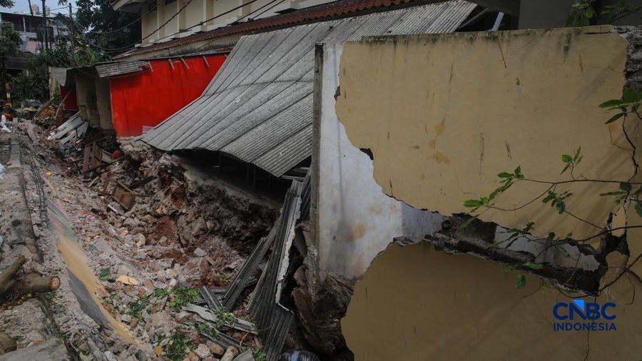 Seorang pembimbing memandang material gedung tembok nan roboh di SDN Tebet Barat 08, Jakarta, Selasa (5/5/2026).