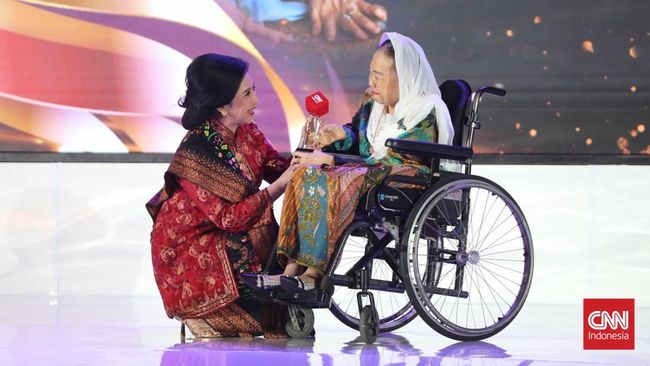 Sinta Nuriyah Wahid meraih penghargaan Outstanding Leader in Democracy and Women's Right dalam ajang CNN Indonesia Leading Women Awards 2026.