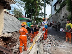 Tembok SDN di Tebet Barat Roboh Usai Hujan Deras