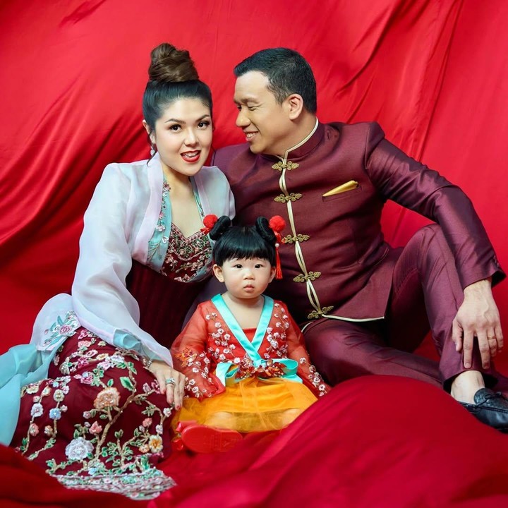 <p>Hampir tiga tahun menikah, Tina Toon mengungkap kabar yang cukup mengejutkan tentang kehidupan pribadinya. Pada perayaan Imlek di bulan Februari lalu, Tina Toon memperkenalkan anak pertamanya yang berjenis kelamin perempuan dan diberi nama Megan. "Selamat Tahun Baru Imlek. Di momen spesial ini, izinkan saya memperkenalkan putri pertama saya, Baby Megan," tulisnya dalam unggahan di Instagram. (Foto: Instagram @tinatoon101)</p>