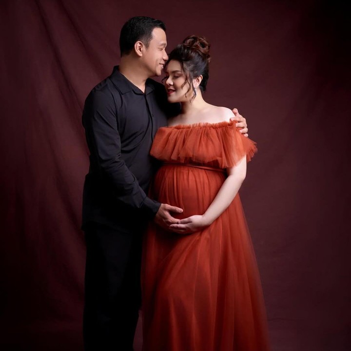 <p>Setelah memperkenalkan Megan, Tina Toon mulai menceritakan perjalanan kehamilan pertamanya ke publik. Dalam satu unggahan, perempuan bernama lengkap Agustina Hermanto ini menunjukkan potret <em>maternity shoot</em> kehamilannya bersama sang suami. Keduanya memamerkan kemesraan dalam potret <em>maternity shoot</em> ini. (Foto: Instagram @tinatoon101)</p>