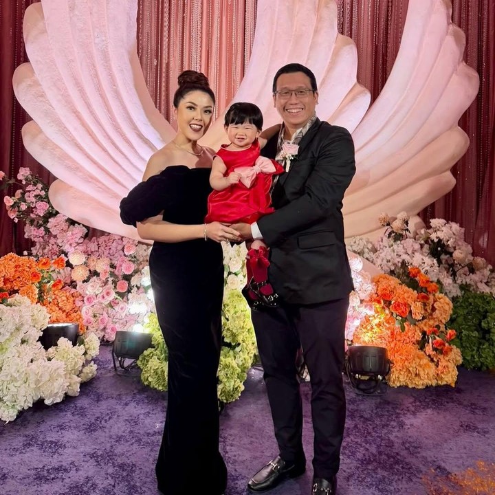 <p>Belakangan, Tina Toon sudah mulai terbuka dengan kehidupan pribadianya. Baru-baru ini, ia mengunggah potret kebersamaan dengan suami dan putri semata wayangnya di Instagram. Keluarga kecil Tina kompak memamerkan senyum semringah bahagia ke kamera. (Foto: Instagram @tinatoon101)</p>