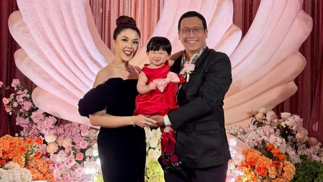 Potret Tina Toon Bareng Suami Dan Anak Yang Jarang Diperlihatkan