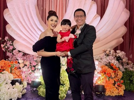 Potret Tina Toon Bareng Suami & Anak yang Jarang Diperlihatkan