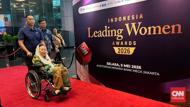 Tokoh perempuan dan pluralisme Indonesia Sinta Nuriyah Wahid hadir di CNN Indonesia Leading Women Awards 2026 di Menara Bank Mega, Jakarta, Selasa (5/5).