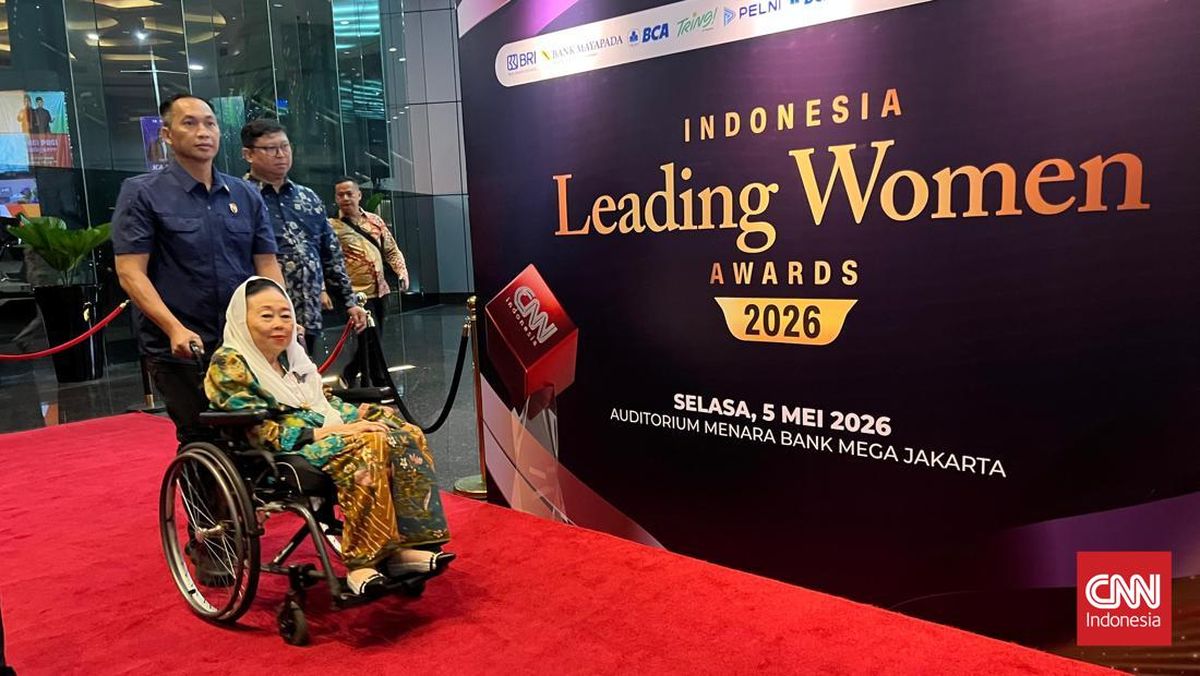 Kenakan Busana Batik, Sinta Wahid Hadiri Leading Women Awards 2026