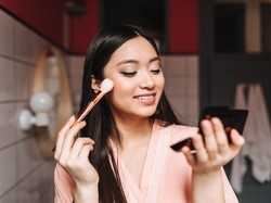 Urutan Makeup yang Benar untuk Hasil Glowing Maksimal, Pakai Produk Apa Saja?