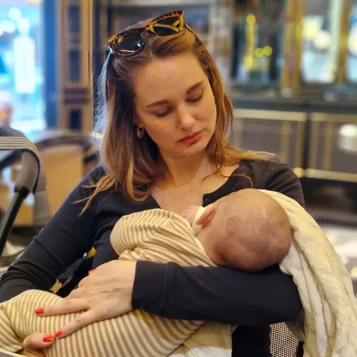 <p>Sejak dikaruniai dua anak, Valentine Payen lebih banyak fokus pada perannya sebagai seorang Bunda. Baru-baru ini, Ario membagikan potret Valentine saat momong anak keduanya. Paras cantik Valentine ketika menjalani peran sebagai Bunda ini mendapat pujian dari sang suami. "<em>Beautiful mama with her second baby boy</em>. (Ibu cantik bersama bayi laki-laki keduanya)," tulis Ario. (Foto: Instagram @bayu_ario/ @valentinepayenwicaksono)</p>