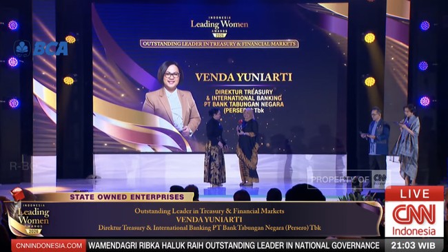 Direktur Treasury & International Banking BTN Venda Yuniarti menyabet penghargaan di ajang CNN Indonesia Leading Women Awards 2026 pada Selasa (5/5) malam.