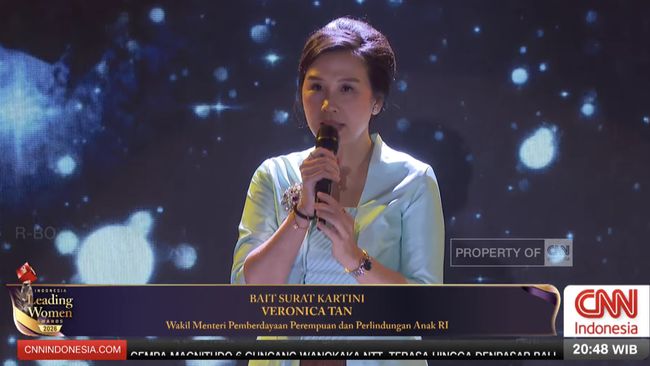 Wakil Menteri Pemberdayaan Perempuan dan Perlindungan Anak Veronica Tan membacakan puisi yang terinspirasi dari pemikiran RA Kartini.