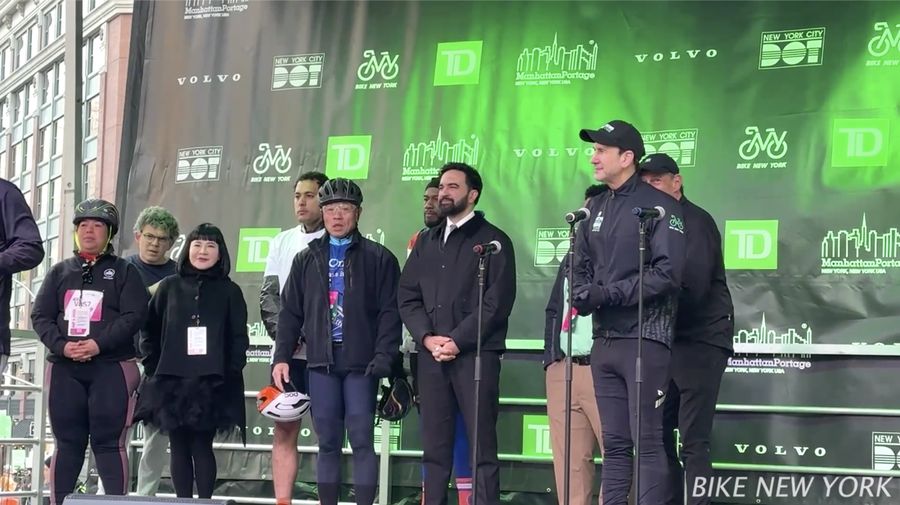 Wali Kota Zohran Mamdani mencetak sejarah dengan mengikuti secara penuh arena TD Five Boro Bike Tour pada Minggu (3/5/2026). (Tangkapan Layar Video Reuters/BIKE NEW YORK)