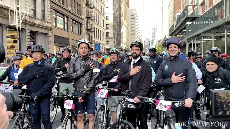 Wali Kota Zohran Mamdani mencetak sejarah dengan mengikuti secara penuh arena TD Five Boro Bike Tour pada Minggu (3/5/2026).