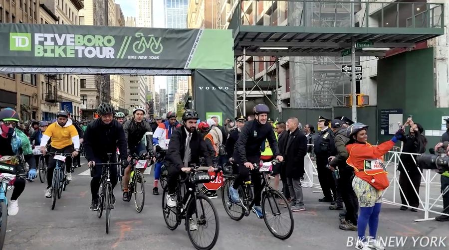 Wali Kota Zohran Mamdani mencetak sejarah dengan mengikuti secara penuh arena TD Five Boro Bike Tour pada Minggu (3/5/2026).