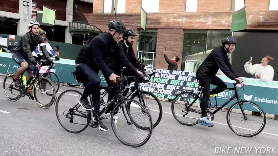 Wali Kota Zohran Mamdani mencetak sejarah dengan mengikuti secara penuh arena TD Five Boro Bike Tour pada Minggu (3/5/2026).