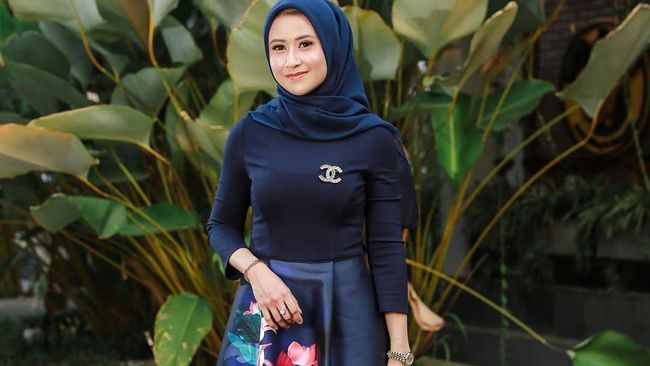 Usai Cerai dari Seskab Teddy, 7 Potret Terbaru Wita Nidia dengan Suami Tentara