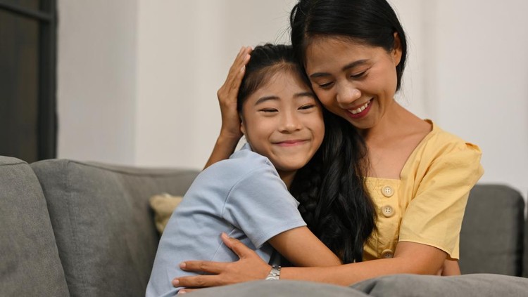 11 Kalimat Sederhana Orang Tua yang Terasa Seperti Pelukan untuk Anak