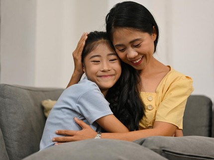 11 Kalimat Sederhana Orang Tua yang Terasa Seperti Pelukan untuk Anak