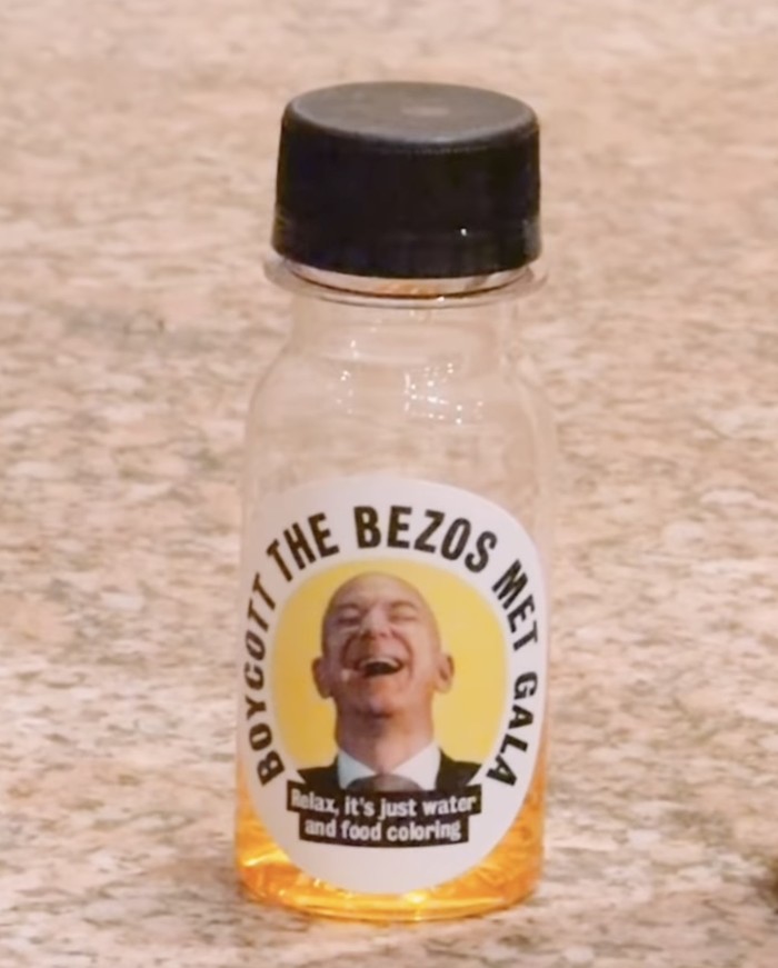 Pekerja Amazon terpaksa buang air kecil di botol, apalagi saat harus melakukan layanan pengiriman super cepat, dan melewati daerah terpencil. Hal inilah yang menimbulkan aksi protes di Met Gala 2026, di mana terdapat botol yang diduga berisi cairan urine./ Foto: Instagram.com/everyonehateselon_