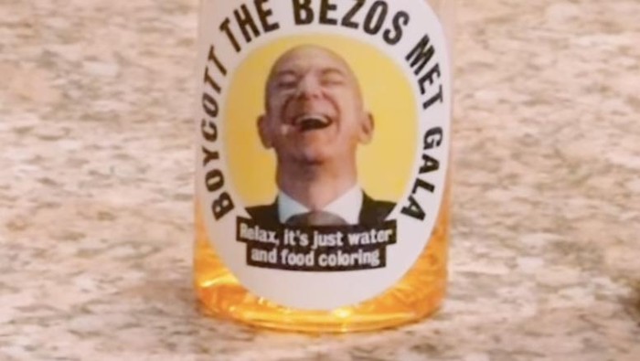 Pekerja Amazon terpaksa buang air kecil di botol, apalagi saat harus melakukan layanan pengiriman super cepat, dan melewati daerah terpencil. Hal inilah yang menimbulkan aksi protes di Met Gala 2026, di mana terdapat botol yang diduga berisi cairan urine./ Foto: Instagram.com/everyonehateselon_