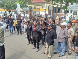 Aksi di PN Indramayu, Massa Desak Pembunuh 1 Keluarga Dihukum Berat