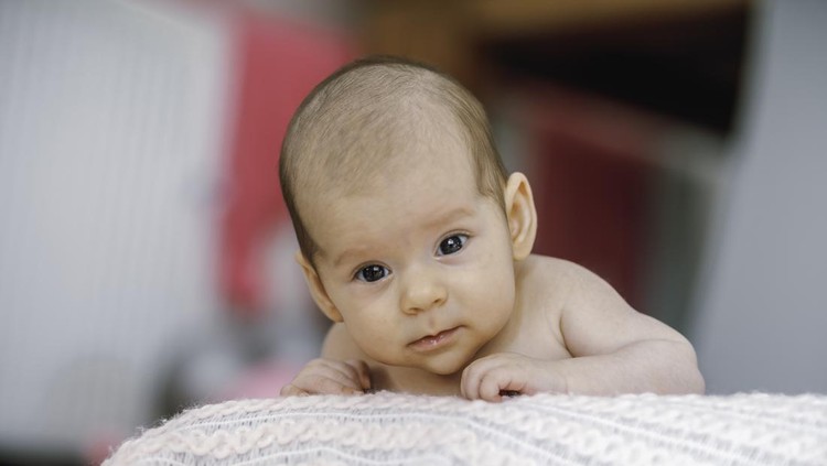 Bayi 2 bulan tummy time