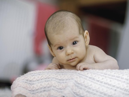 Bayi 2 Bulan Sudah Bisa Apa? Ketahui Perkembangannya yang Bikin Takjub