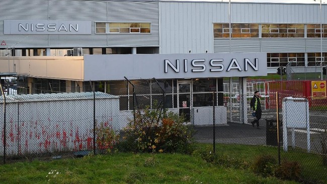 Nissan bakal menutup satu dari dua jalur produksi pabrik Sunderland Inggris dan PHK 10 persen karyawannya di Eropa.