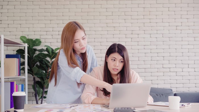 Orang yang punya IQ tinggi dan bermoral akan mendukung orang lain atau lingkungan terdekatnya dengan cara yang bermaanfaat bagi semua pihak. Salah satu caranya adalah mereka akan menjadi sosok yang bisa diandalkan. Oleh karena itu tak heran jika mereka akan sering mengucapkan, 