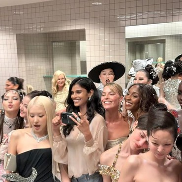 Cuma Pakai 'Jeans', Bhavitha Mandava Unggah Selfie Selebriti di Met Gala 2026