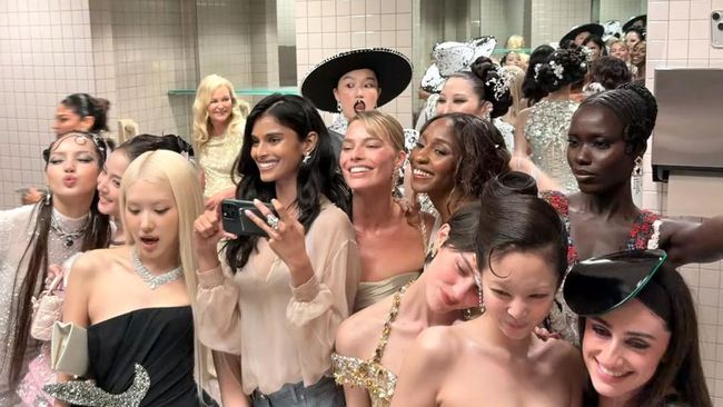 Cuma Pakai Jeans, Bhavitha Mandava Unggah Selfie Selebriti di Met Gala 2026