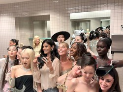 Cuma Pakai 'Jeans', Bhavitha Mandava Unggah Selfie Selebriti di Met Gala 2026