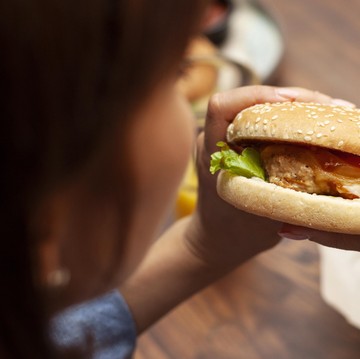 10 Makanan yang Sebaiknya Hanya Dinikmati Sebulan Sekali dan Alasannya