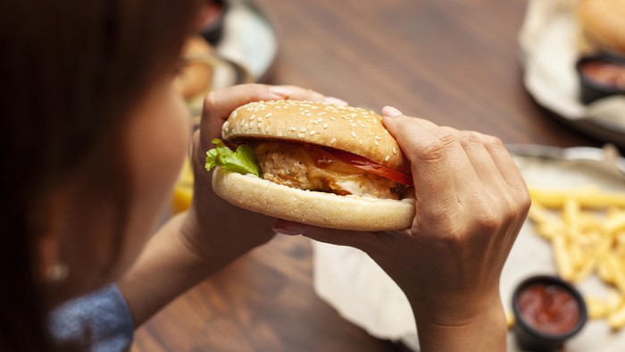 10 Makanan yang Sebaiknya Hanya Dinikmati Sebulan Sekali dan Alasannya
