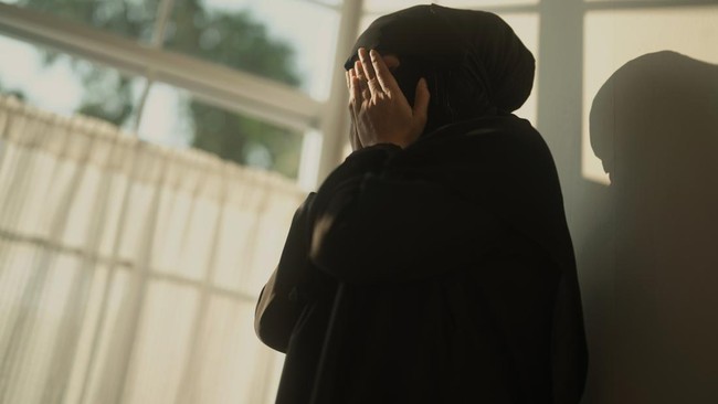 Seorang Polwan di Polda Sumbar diduga menjadi korban pelecehan seksual oleh atasannya. Kasus dihentikan meski ada bukti, sementara pelaku justru dipromosi.