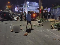 Innova Hantam Becak hingga Terguling di Tuban, 4 Orang Dilarikan ke RS