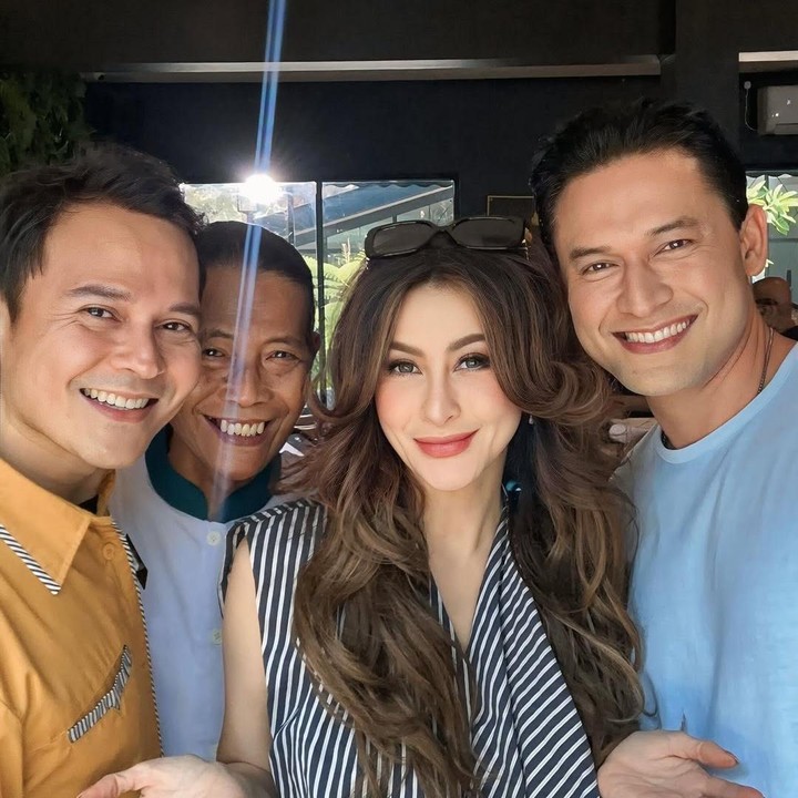 <p>Bunda masih ingat dengan <em>Jinny oh Jinny</em>? Sinetron yang populer di era 90-an ini, kembali mencuri perhatian publik setelah para pemain utamanya terlihat berkumpul lagi usai sekain lama. Mulai dari Diana Pungky hingga Indra L. Brugman. (Foto: Instagram @indrabruggman)</p>