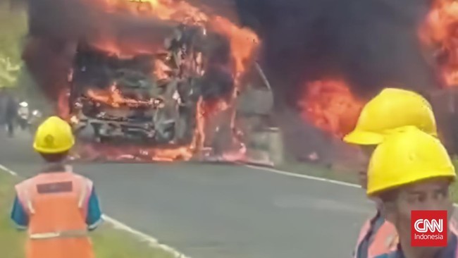 Kecelakaan maut antara bus ALS dan truk tangki di Jalinsum, Muratara, menewaskan 16 orang. Arus lalu lintas berangsur normal setelah pemadaman api.