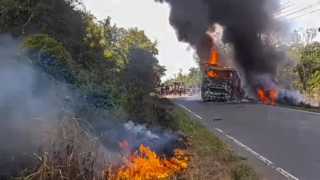 Polisi buka posko DVI di RSUD Lubuk Linggau untuk identifikasi 16 korban kecelakaan maut bus ALS dan truk tangki di Sumsel. Proses olah TKP sedang berlangsung.