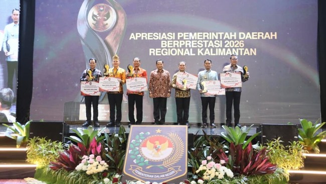 Mendagri Tito Karnavian menekankan keseimbangan pengawasan dan insentif dalam pembinaan Pemda untuk meningkatkan kinerja daerah secara berkelanjutan.