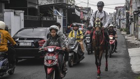 FOTO: Krisis Selat Hormuz Sampai ke Tasikmalaya, ASN Ngantor Naik Kuda