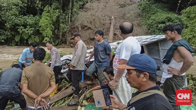Hujan lebat di Tapanuli Utara menyebabkan longsor, menewaskan tiga orang setelah sebuah mobil terjatuh ke sungai.