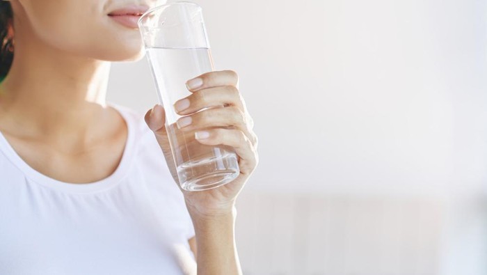 Manfaat Rutin Minum Air Hangat Sebelum Tidur