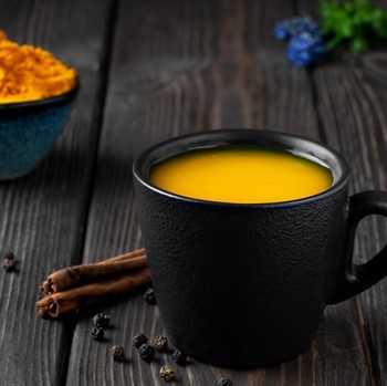 6 Manfaat Rutin Minum Air Rebusan Kunyit di Pagi Hari