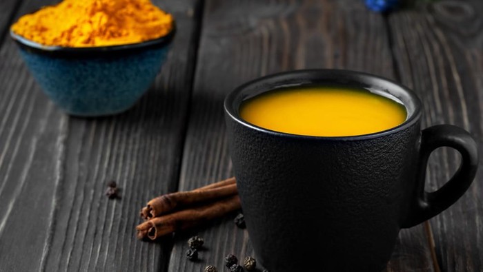 6 Manfaat Rutin Minum Air Rebusan Kunyit di Pagi Hari