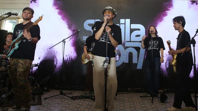Grup musik Sheila On 7 tampil membawakan lagu single terbarunya saat peluncurannya di Kebayoran Lama, Jakarta, Rabu (6/5/2026). Sheila On 7 meluncurkan single terbaru bertepatan dengan perayaan hari jadi ke-30 grup musik itu yang berjudul Sederhana d