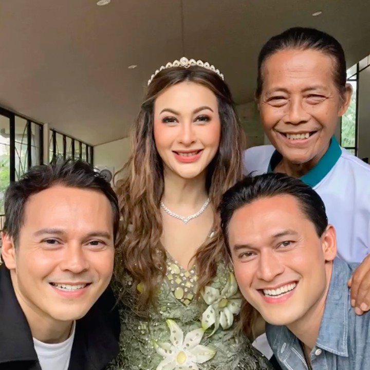 <p>Hal tersebut diketahui melalui beberapa komentar di <em>postingan-</em>nya. &ldquo;Jinny dan Bagas yang tidak pernah menua. Akuloh nonton Jinny pas SD skrg udah ber-anak Pinak,&rdquo; tulis akun <em>@rysha****.</em> &ldquo;Bagus, bagas, jinny kenapa pada awet muda sih,&rdquo; tulis akun <em>@kikidelare****.&nbsp;</em>(Foto: Instagram @indrabruggman)</p>