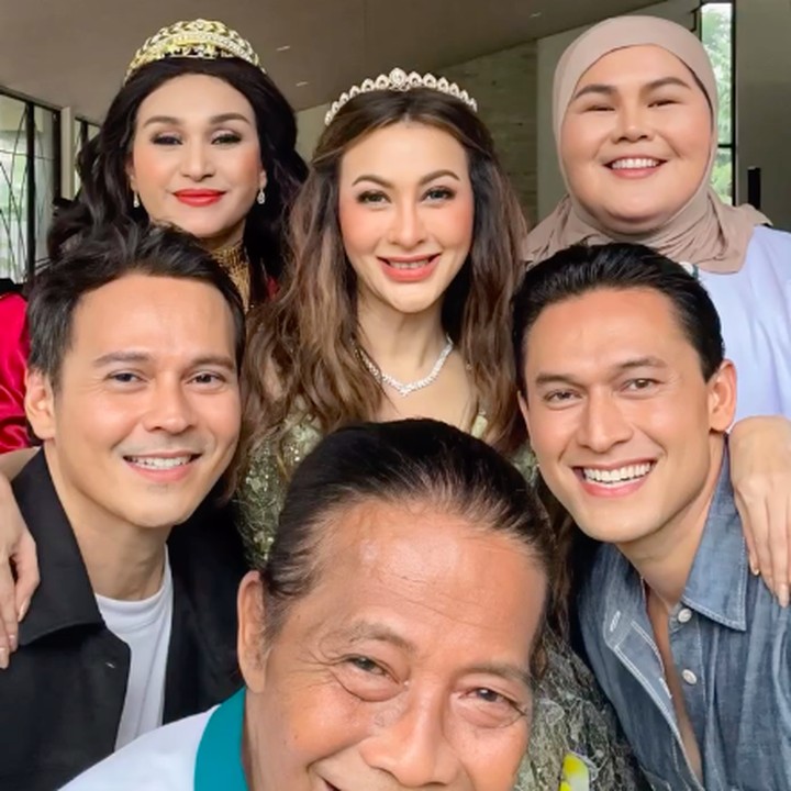 <p>Alih-alih menyoroti momen reuni, warganet justru dibuat salah fokus pada penampilan para pemain yang dinilai nyaris tidak berubah. Banyak yang mengatakan paras mereka tetap awet muda, Bunda.&nbsp;(Foto: Instagram @indrabruggman)</p>
