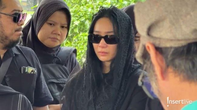 7 Momen Duka Bunga Zainal Menangis Tersedu-sedu Antar Ayah ke Peristirahatan Terakhir