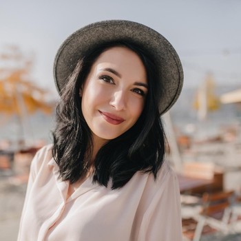 4 Zodiak Perempuan yang Dikenal Memiliki Aura Memesona, Ada Kamu Beauties?